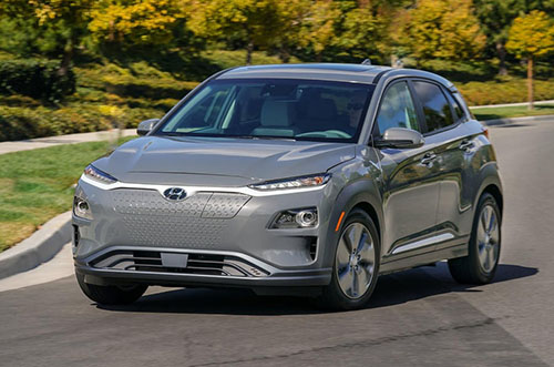 Ôtô điện Hyundai Kona trên đường chạy thử tại Mỹ. Ảnh: Caranddrive