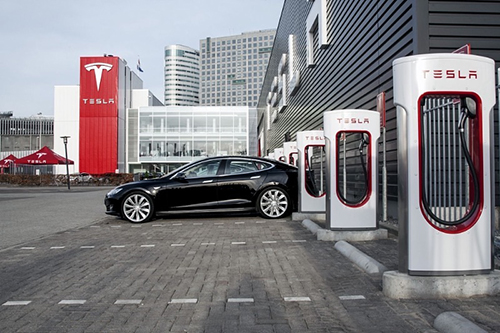 Trạm sạc điện của Tesla được đặt ngay ở bãi để xe. Ảnh: Teslarity