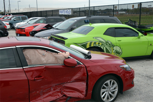 Một chiếc Acura màu đỏ bị đâm bung cả túi khí, móp lõm cửa trước bên phải.