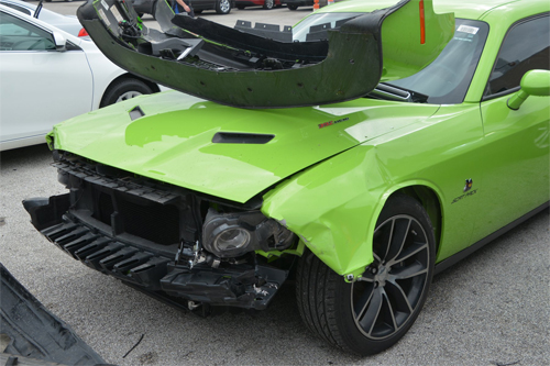 Chiếc Dodge Challenger màu xanh lá là một trong những xe bị thiệt hại nặng nhất.
