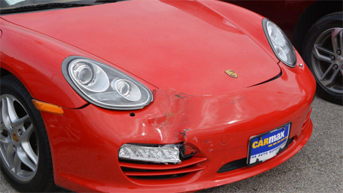 Một chiếc Porsche màu đỏ cũng là nạn nhân của vụ phá hoại.