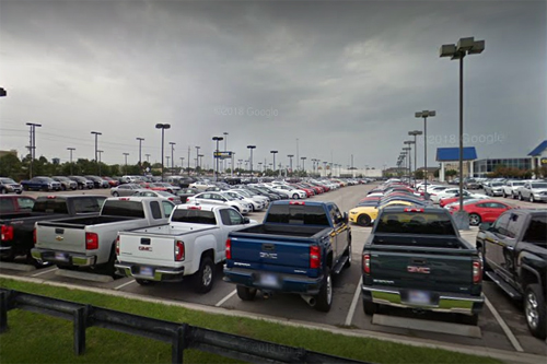 Góc nhìn vào bãi đỗ xe của đại lý CarMax trên đường North Freeway, Houston. Ảnh: Google Maps.