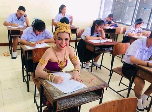 Nữ sinh Thái Lan mặc váy truyền thống đi thi giữa kỳ. Ảnh: Keem Phanthong