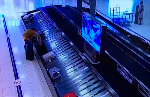 Patrick Coulier lấy chiếc vali của du khách Trung Quốc. Ảnh cắt từ video