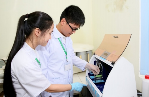 Sinh viên Học viện Nông nghiệp Việt Nam học tập trong phòng thí nghiệm. Ảnh: VNUA