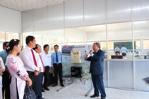 Phó giáo sư, Tiến sĩ Cao Hùng Phi giới thiệu hoạt động Trung tâm năng lượng điện.