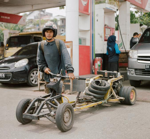 Sashi tại một trạm xăng ở Bukittinggi, Tây Sumatra. Anh đến từ Jakarta sau khi chạy xe khoảng 1.500 km. Kế hoạch tiếp theo của Sashi là chạy tới đảo Sabang, cực tây của Indonesia. Tổng quãng đường hơn 4.800 km.