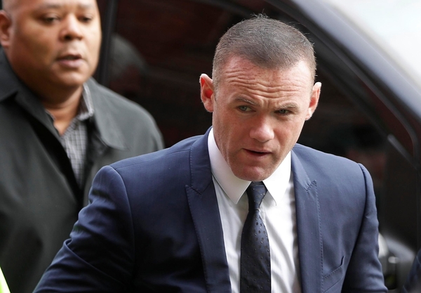 Wayne Rooney trên đường tới tòa án. Ảnh: Londons Evening News.