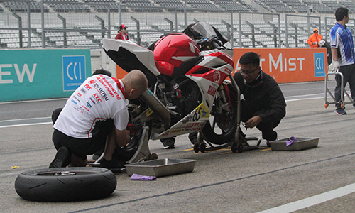 Đội kỹ thuật của Honda thay lốp xe trong quá trình đua.