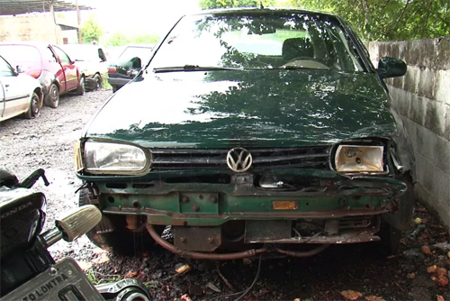 Chiếc Volkswagen đời cũ hư hỏng phần đầu. Ảnh: RPC