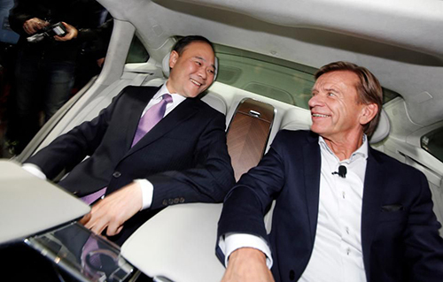 Tỷ phú Li Shufi (trái) và CEO Volvo Hakan Suelsson trong lễ ra mắt chiếc S90 ở Thượng Hải năm 2016. 