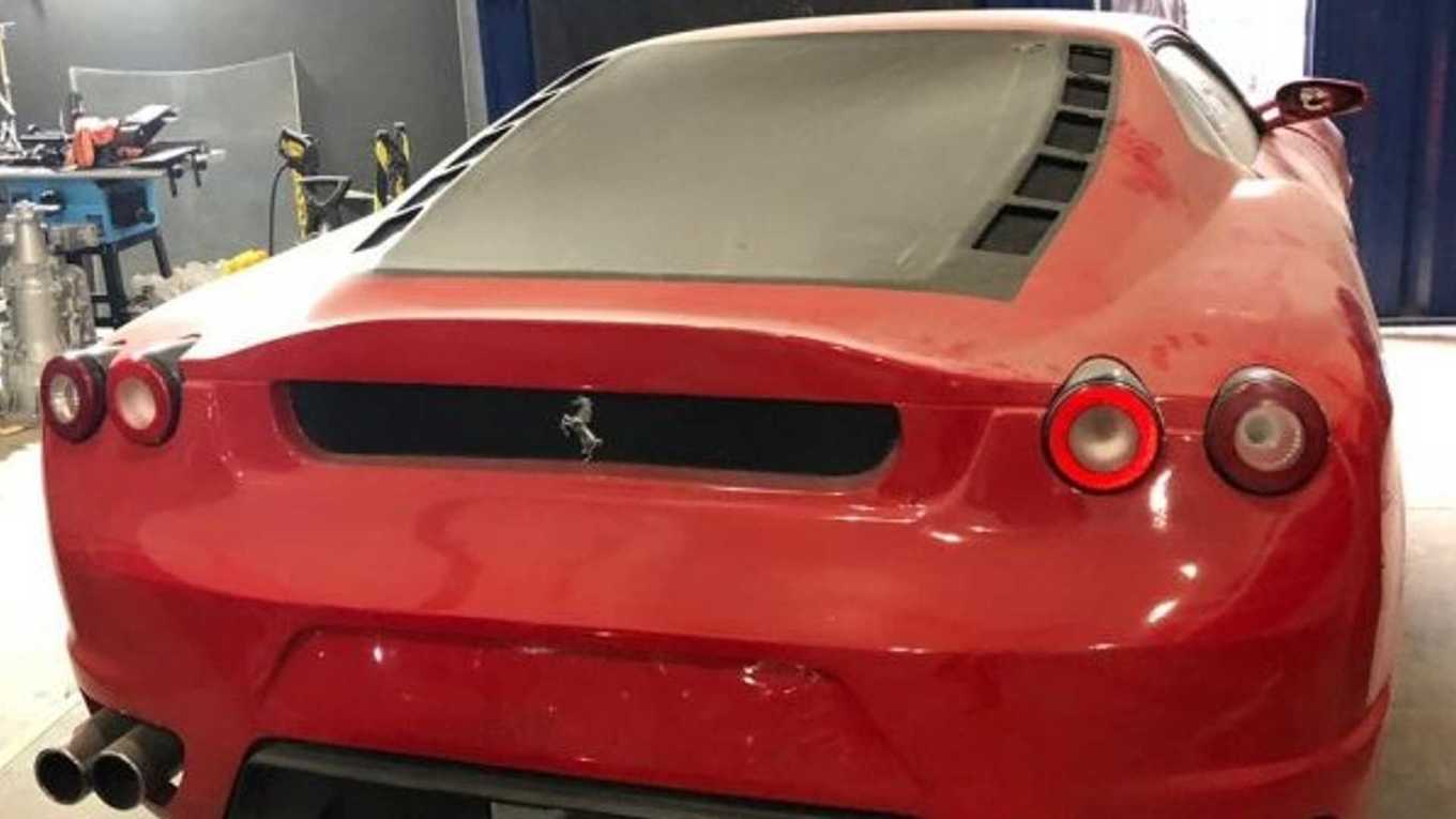 Dàn Lamborghini và Ferrari trong xưởng chuyên chế tạo siêu xe giả