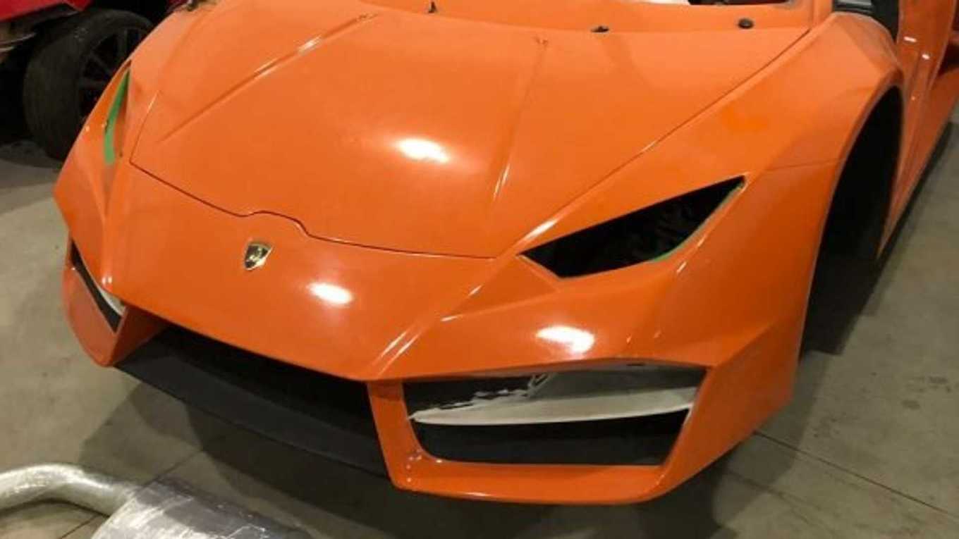 Dàn Lamborghini và Ferrari trong xưởng chuyên chế tạo siêu xe giả