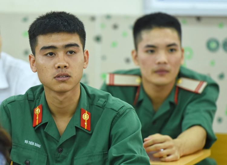 Thí sinh đang phục vụ trong quân đội dự thi THPT quốc gia năm 2019 tại Hà Nội. Ảnh: Giang Huy