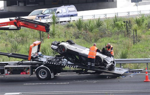 Siêu xe McLaren lật ngửa trong một buổi lái thử năm 2017. Ảnh: RNZ
