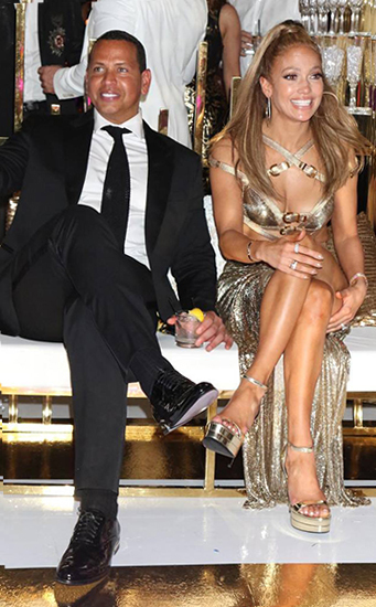Jennifer Lopez tổ chức tiệc sinh nhật tuổi 50 với chủ đề vàng. Không gian tiệc được trang trí với hai màu chủ đạo vàng và trắng. Ảnh: Splash