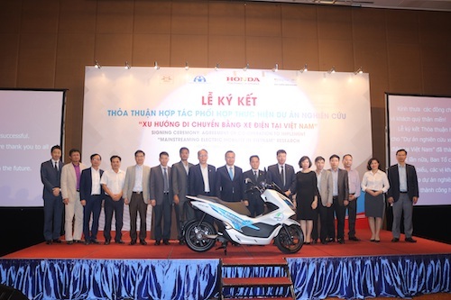 Đại diện các đơn vị tham gia Hợp phần nghiên cứu khả năng sử dụng xe điện tại Việt Nam.