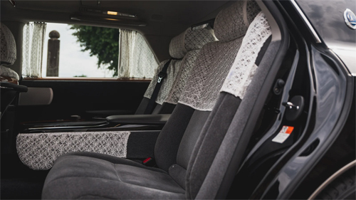 Chủ nhân chiếc xe thường ngồi ở hàng ghế sau. Vật liệu bọc ghế không phải da, mà là sợi len, với rèm và lót lưng ghế dạng ren cổ điển.