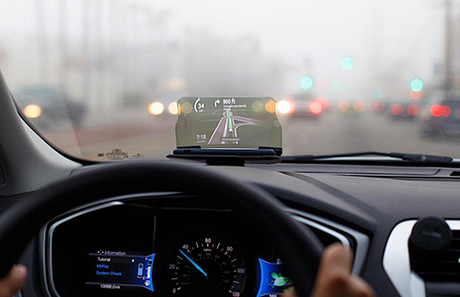 Công nghệ HUD hiển thị các thông tin giúp tài xế tập trung quan sát đường.