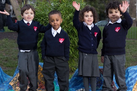 Đồng phục có logo của nhà trường đang trở thành gánh nặng chi phí của cha mẹ tại Anh. Ânh: Hackey New Primary School