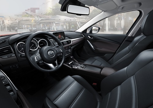 Khoang lái trên Mazda6 Premium.