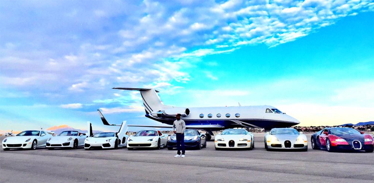 Mayweather và những chiếc siêu xe trong bộ sưu tập riêng, hồi tháng 1/2015. Ảnh: Twitter