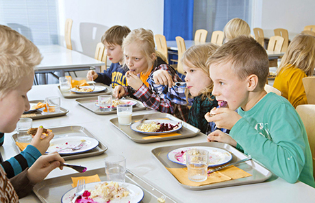 Học sinh Phần Lan ăn bữa trưa miễn phí tại trường. Ảnh: Lehtikuva