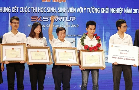 Nhóm sinh viên Đại học Bách khoa Hà Nội giành giải cao nhất cuộc thi HSSV với ý tưởng khởi nghiệp. Ảnh: Thanh Hằng