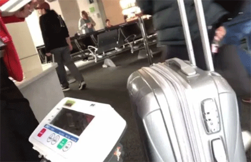 Hãng bay Andrew mua vé đặt một chiếc cân điện tử ở lối lên máy bay để cân lại hành lý của khách. Ảnh: Instagram.