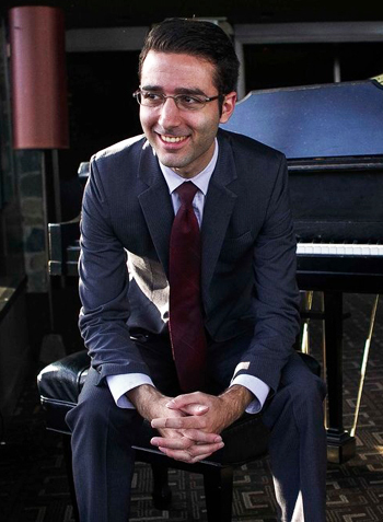 Lennon Aldort (29 tuổi) là nghệ sĩ piano và là nhà soạn nhạc chuyên nghiệp nổi tiếng tại Mỹ. Ảnh: Vitos.