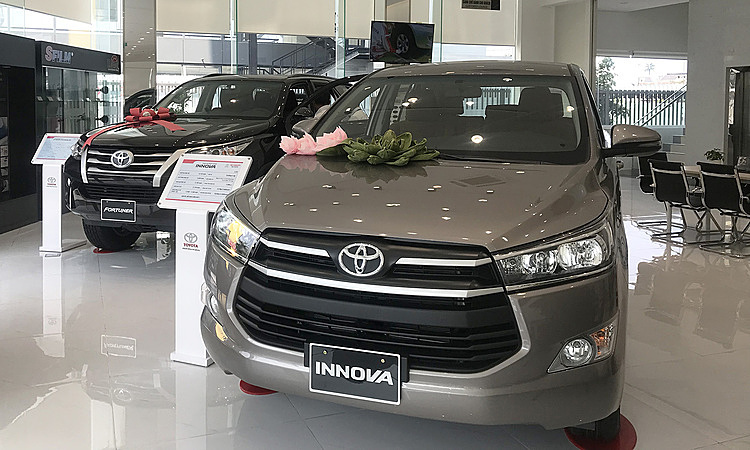 Toyota Innova trưng bày tại một showroom ở quận Bình Thạnh. Ảnh: Thành Nhạn