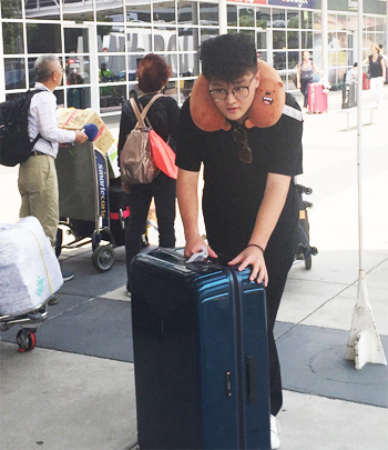 Bạn Quem Nguyen, du học sinh đến từ TP HCM, vừa xuống sân bay Melbourne, đang chờ người thân đón. Ảnh: Thoại Giang.