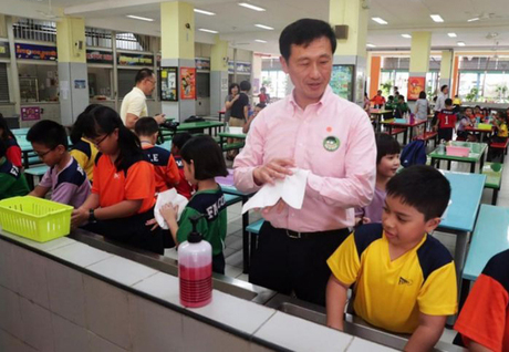 Bộ trưởng bộ Giáo dục Singapore, Ong Ye Kung rửa tay cùng học sinh lớp ba trường tiểu học First Toa Payoh vào ngày 14/2. Ảnh: Kelvin Chng.