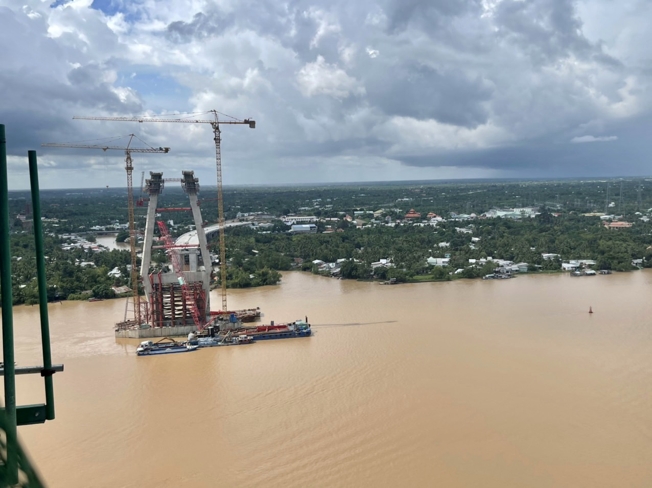 Nỗ lực tìm công nhân rơi sông mất tích khi thi công cầu Mỹ Thuận 2  - Ảnh 2.