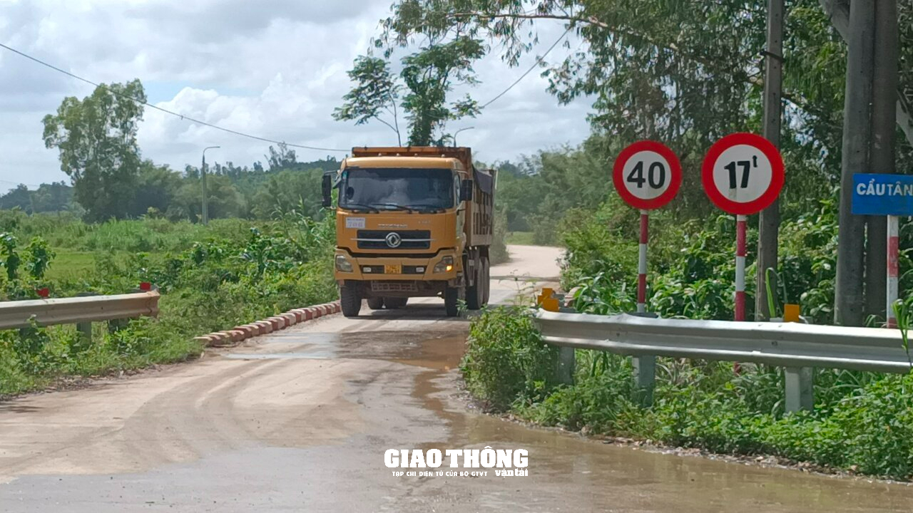 Video: Xe chở đất dấu hiệu quá tải tung hoành các tuyến đường ở Quảng Ngãi - Ảnh 5.