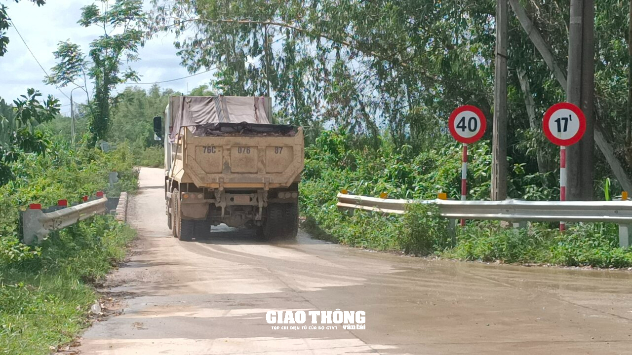Video: Xe chở đất dấu hiệu quá tải tung hoành các tuyến đường ở Quảng Ngãi - Ảnh 2.