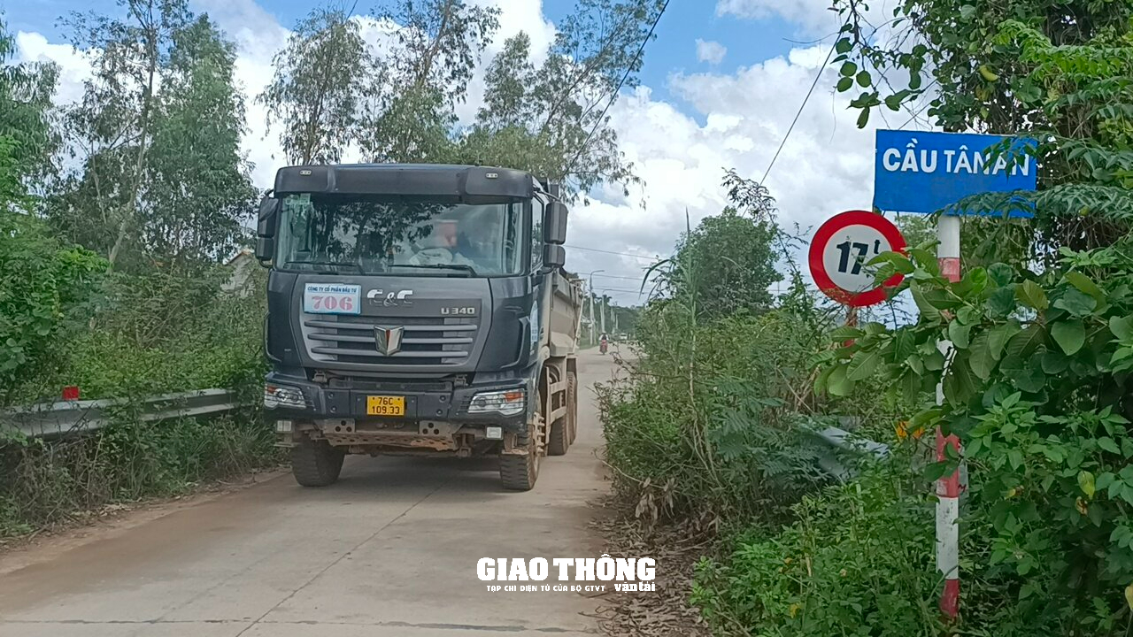 Video: Xe chở đất dấu hiệu quá tải tung hoành các tuyến đường ở Quảng Ngãi - Ảnh 3.