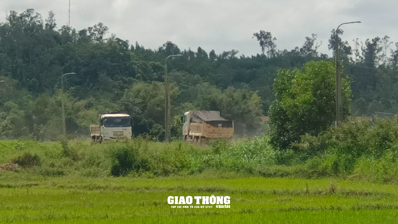 Video: Xe chở đất dấu hiệu quá tải tung hoành các tuyến đường ở Quảng Ngãi - Ảnh 4.