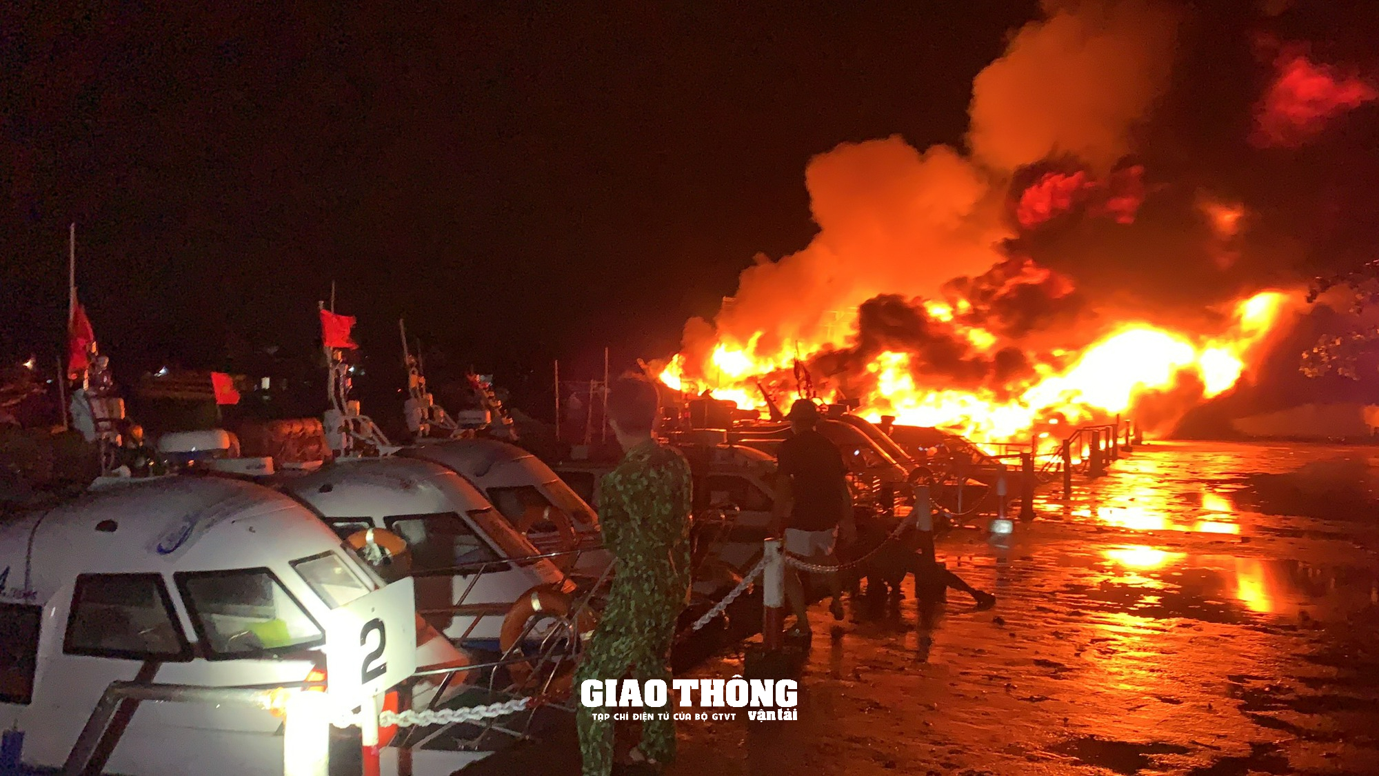 Video: Ngọn lửa ngùn ngụt thiêu rụi hàng loạt tàu cao tốc du lịch ở Cửa Đại (Hội An, Quảng Nam) - Ảnh 1.