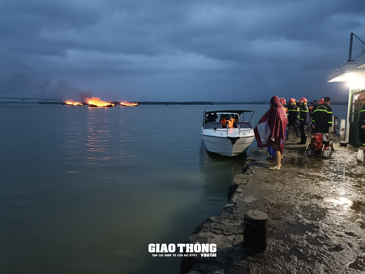 Vụ cháy hàng loạt tàu ở Quảng Nam: Bồi thường, bảo hiểm thế nào? - Ảnh 1.