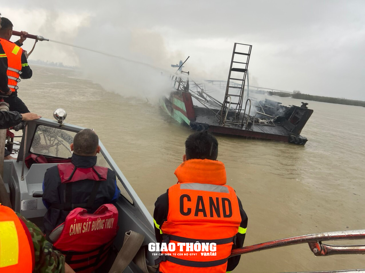 Video: Ngọn lửa ngùn ngụt thiêu rụi hàng loạt tàu cao tốc du lịch ở Cửa Đại (Hội An, Quảng Nam) - Ảnh 5.