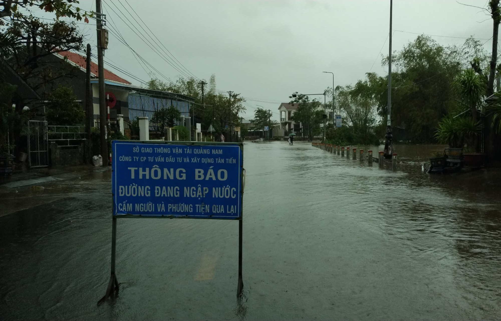 Nhiều tuyến đường ở Quảng Nam ngập sâu đó mưa lớn - Ảnh 9.
