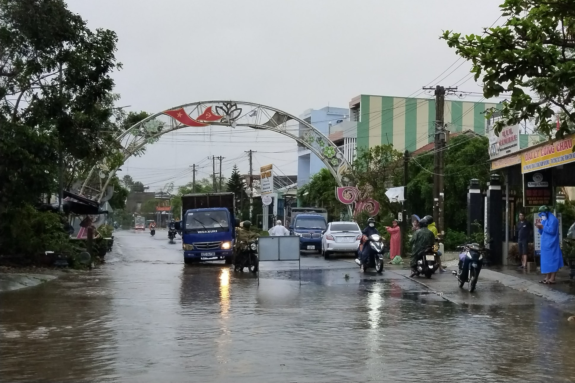 Nhiều tuyến đường ở Quảng Nam ngập sâu đó mưa lớn - Ảnh 2.