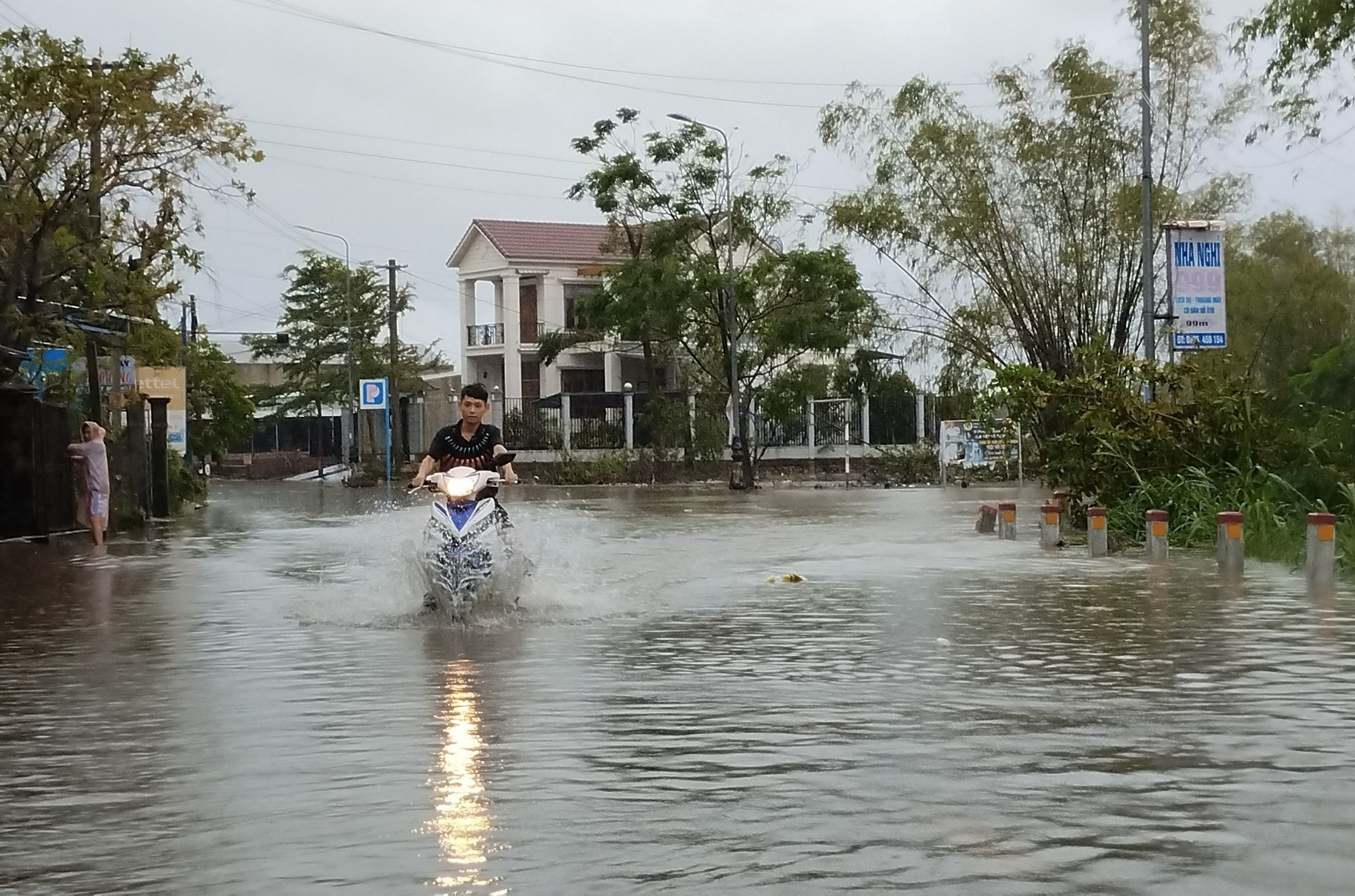 Nhiều tuyến đường ở Quảng Nam ngập sâu đó mưa lớn - Ảnh 3.