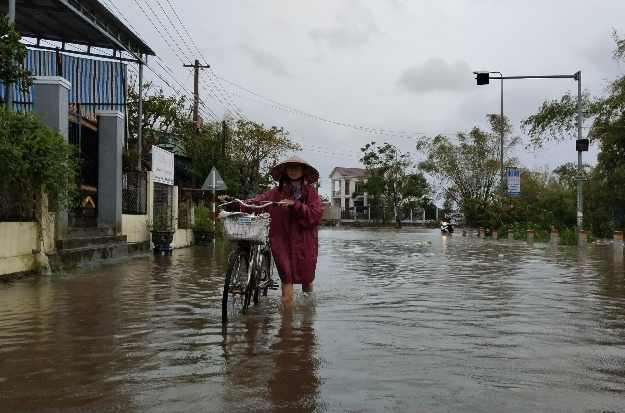Nhiều tuyến đường ở Quảng Nam ngập sâu đó mưa lớn - Ảnh 4.
