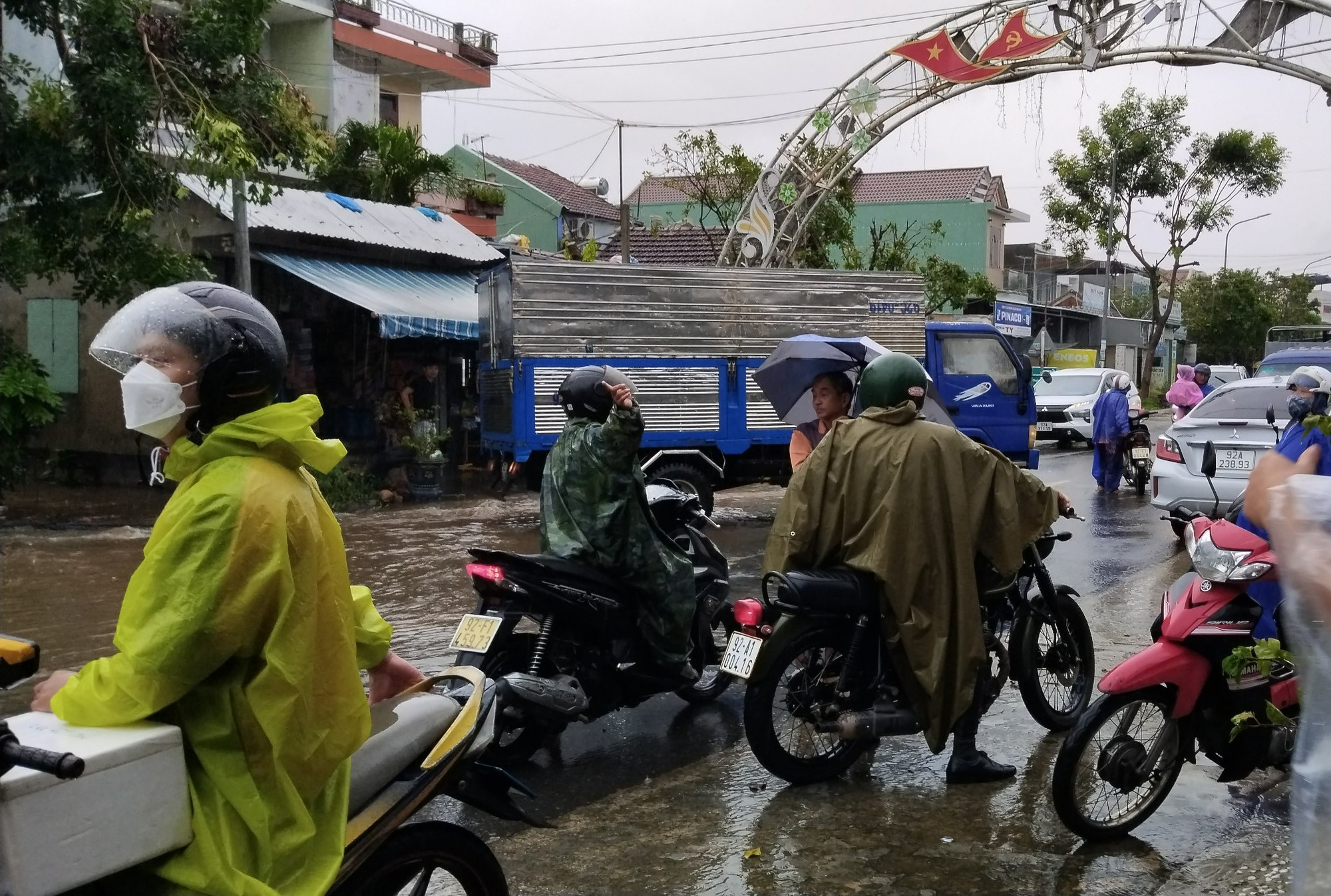 Nhiều tuyến đường ở Quảng Nam ngập sâu đó mưa lớn - Ảnh 5.