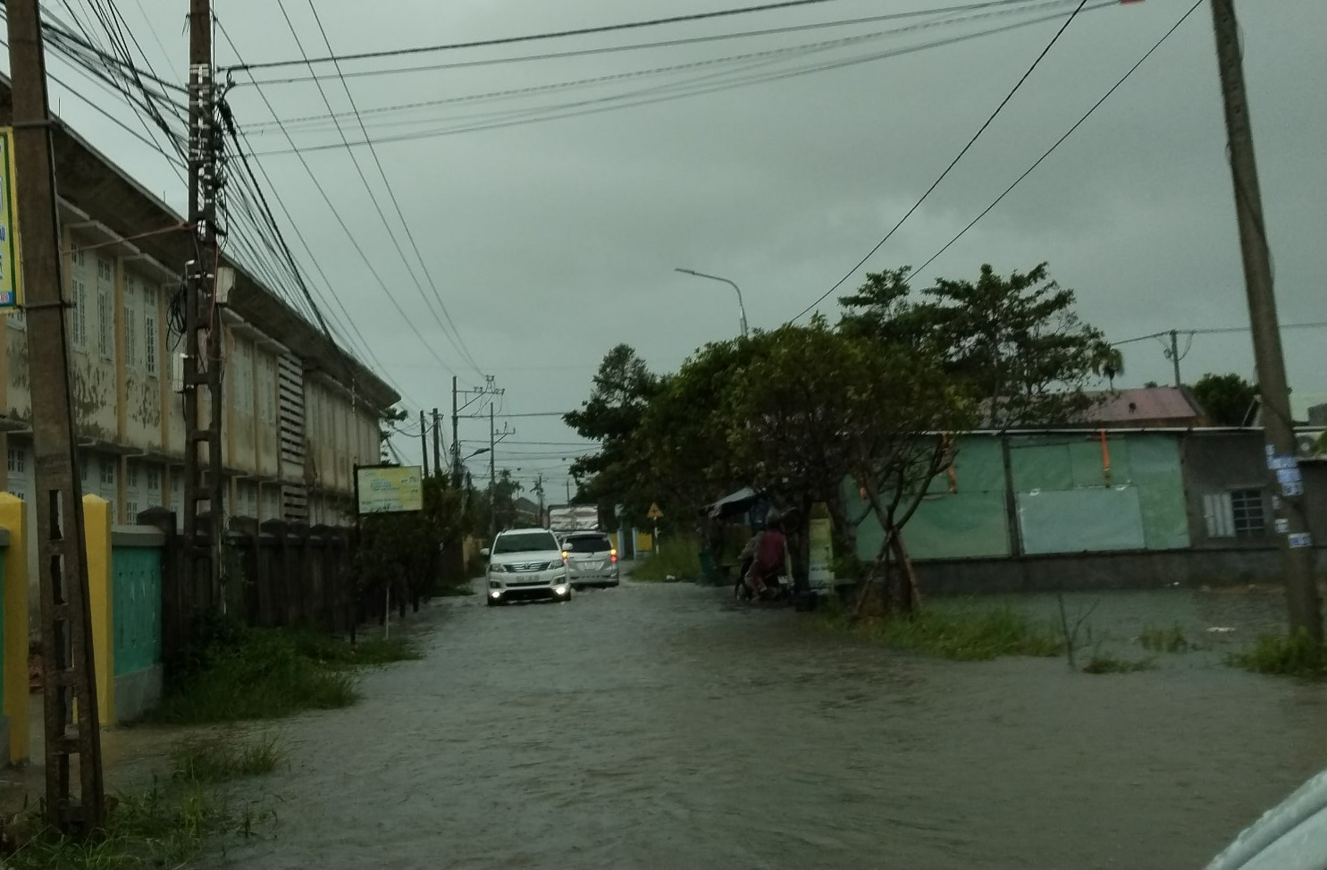 Nhiều tuyến đường ở Quảng Nam ngập sâu đó mưa lớn - Ảnh 6.