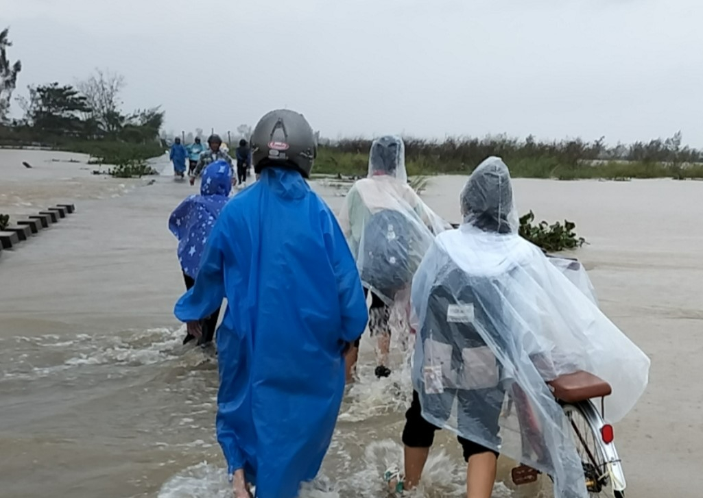 Nhiều tuyến đường ở Quảng Nam ngập sâu đó mưa lớn - Ảnh 1.