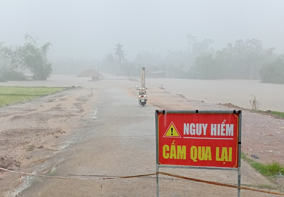 Nhiều tuyến đường ở Quảng Nam ngập sâu đó mưa lớn - Ảnh 7.