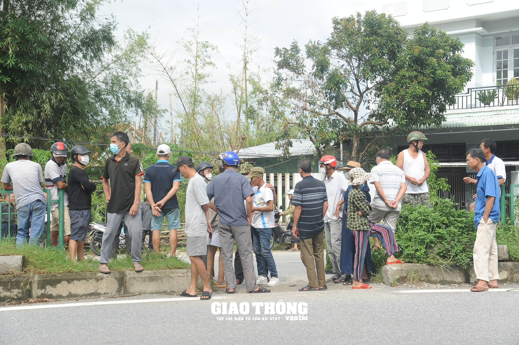 Người dân cản trở, việc đóng lối tự mở trên QL1 qua Quảng Nam bất thành - Ảnh 1.